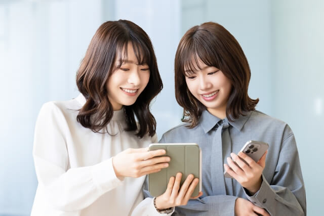 タブレットを見る女性たち
