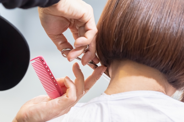 ヘアカットする手元